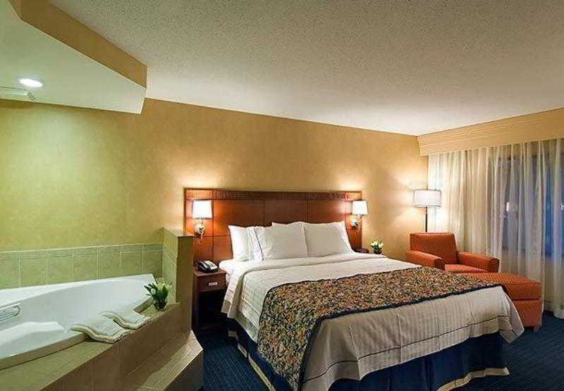 Отель Courtyard Hartford Фармингтон Экстерьер фото